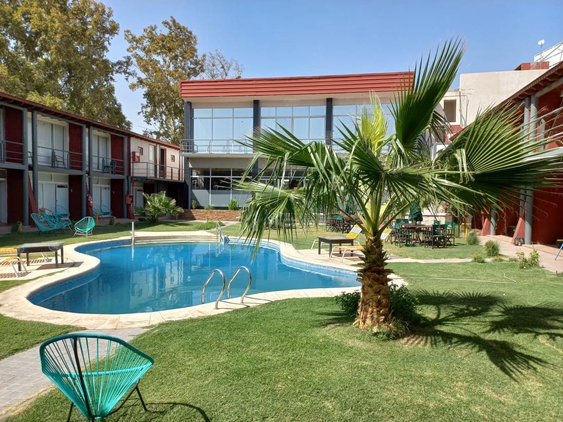 Piscina y jardín de Syrah Hotel Corporativo Minero en San Juan